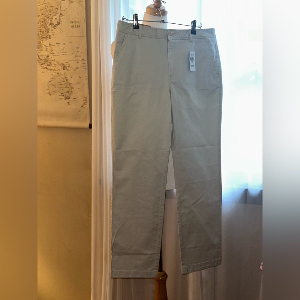 L.L. Bean Women’s Favorite Fit Straight Leg Khaki  Pants. Size 10.